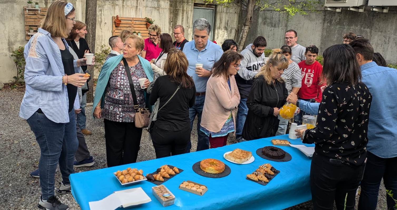 Personas desayunando en el jardín