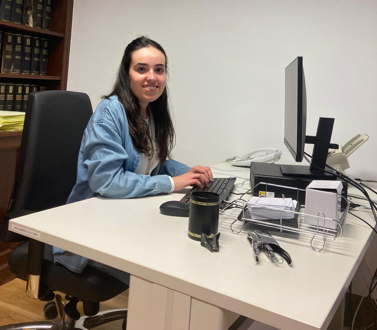 Chica con ordenador trabajando